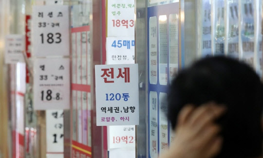 정부의 강력한 규제로 5월 서울 아파트 거래량이 전달에 비해 45% 증가했다. 시민이 서울의 한 부동산공인중개업소에 걸린 아파트 급매물 시세를 살펴보고 있다.<연합뉴스>